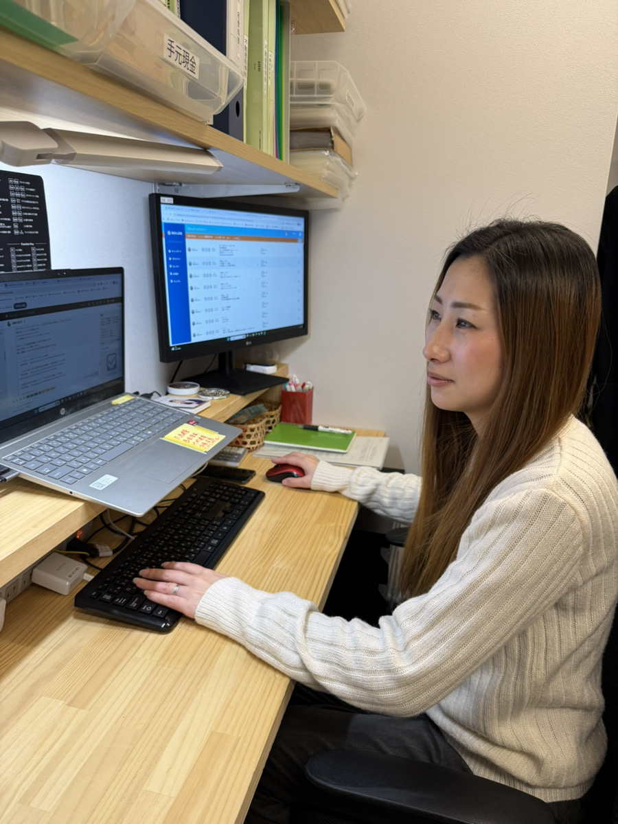 BOXJOBの画面を見ながら経理業務を進める様子