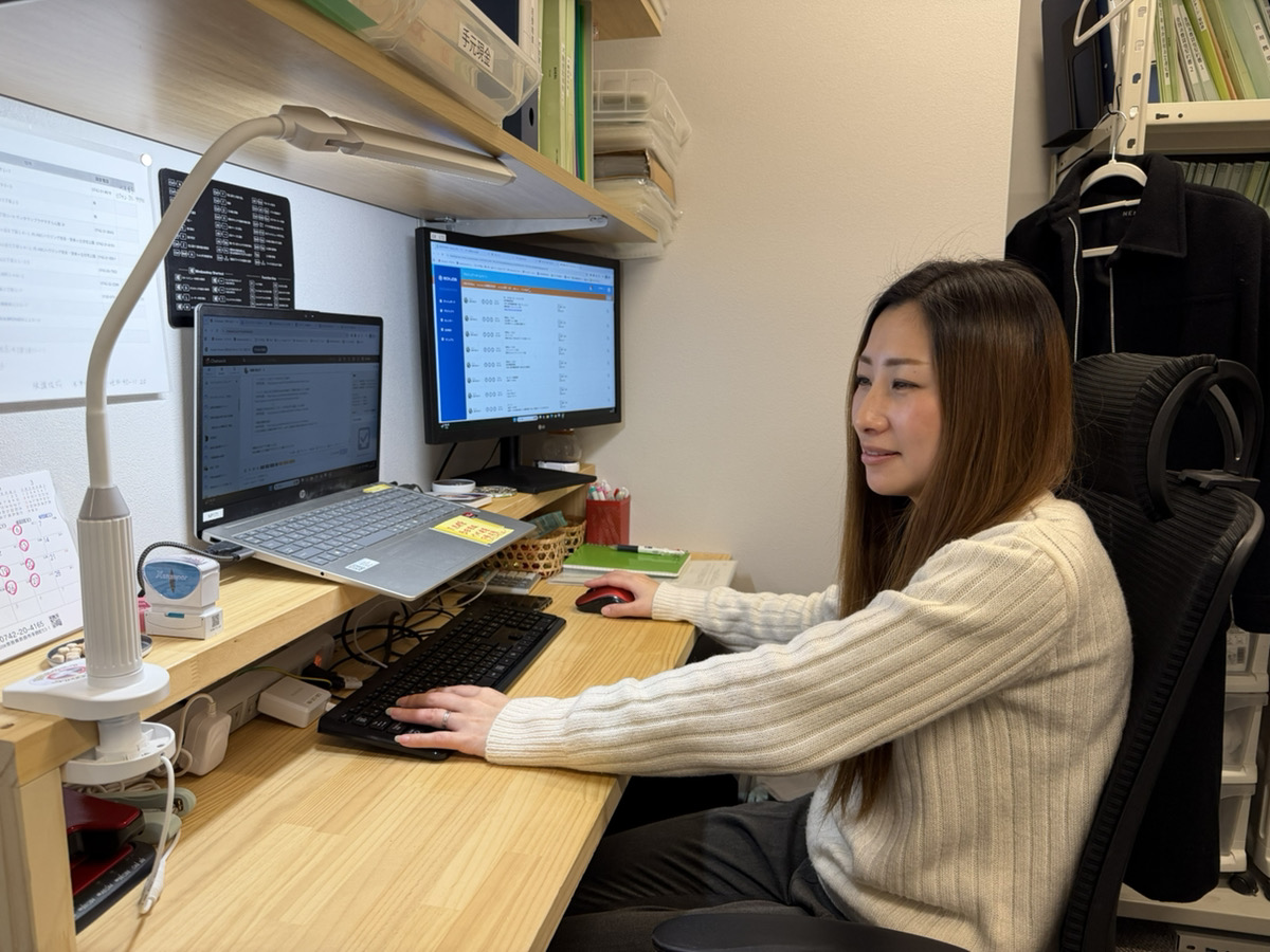 微笑みながら業務にあたるご担当者